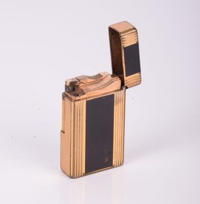un briquet posé sur une surface blanche