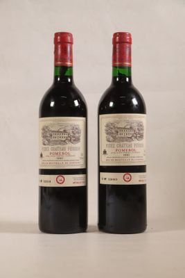 deux bouteilles de vin rouge posées l'une à côté de l'autre sur une table