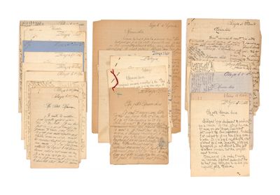 un tas de vieux papiers sur lesquels figurent des inscriptions sur un fond blanc