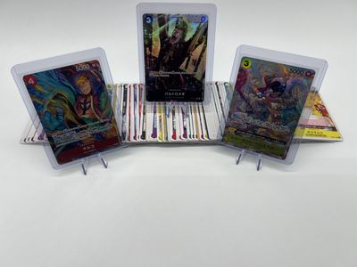 trois jeux de cartes exposés sur une surface blanche