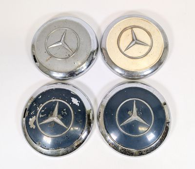 MERCEDES, lot de (x4) enjoliveurs en métal chromé et laqué (…