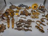 beaucoup d'objets en or qui sont posés sur la table