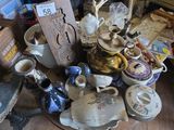 une table sur laquelle sont posés de nombreux objets anciens