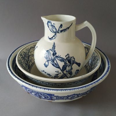 Éléments de toilette en faïence, comprenant deux bassins et …