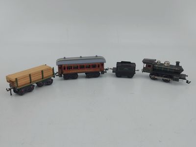 trois petits trains assis l'un à côté de l'autre sur une surface blanche