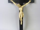 une croix en bois sur laquelle est fixé un crucifix