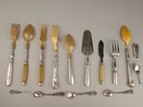 plusieurs types d'argenterie sur la table