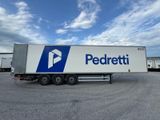 un camion semi-remorque garé dans un parking
