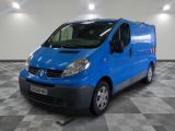 la photo d'une camionnette bleue garée dans un garage
