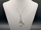 gros plan d'un collier de perles sur un mannequin