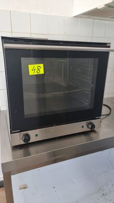 un micro-ondes posé sur une table dans une cuisine