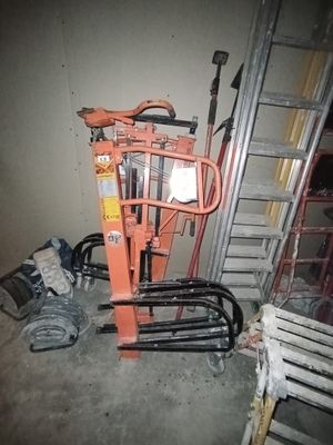 une photo d'un chariot élévateur dans une pièce où se trouve une échelle