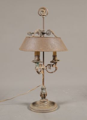 une lampe posée sur une table sur laquelle se trouve une lampe