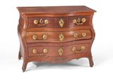 une petite commode ornée de motifs dorés