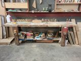 un établi avec de nombreux outils dans un garage