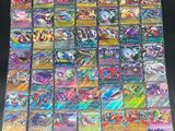un tas de cartes pokemon posées sur une table