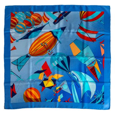 un gros plan sur une écharpe bleue ornée de ballons colorés