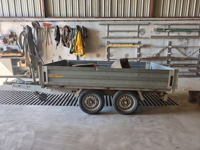 une photo d'une remorque dans un garage