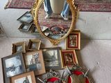 beaucoup de photos et un miroir posé par terre