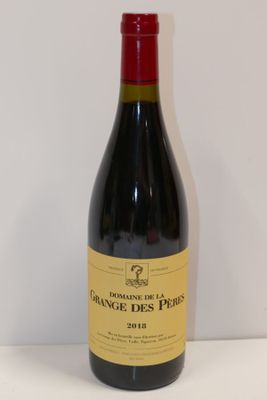 une bouteille de vin posée sur une table