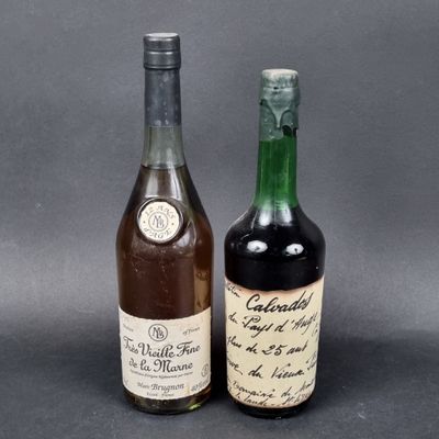 deux bouteilles de vin posées l'une à côté de l'autre sur une table
