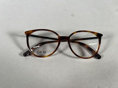 gros plan d'une paire de lunettes sur une surface blanche