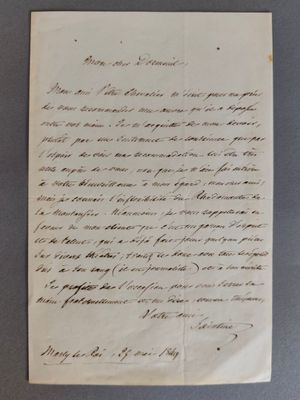 un gros plan d'un morceau de papier sur lequel on a écrit