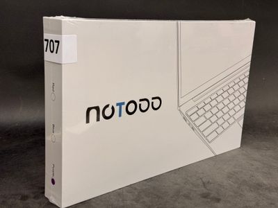 une boîte blanche sur laquelle est posé un clavier