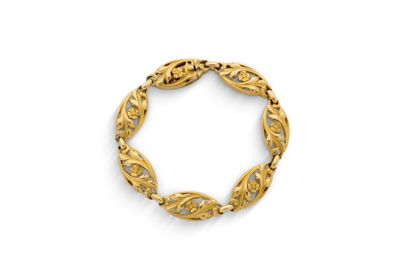 un bracelet en or au motif finement ouvragé sur fond blanc