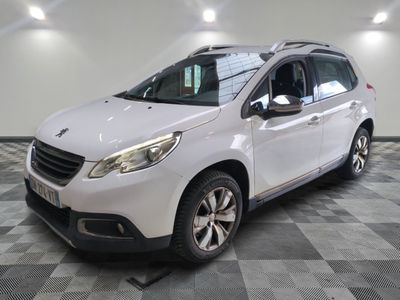 la petite voiture blanche est garée dans une grande pièce