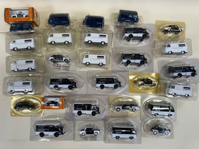 de nombreux modèles différents de petites voitures dans le coffret