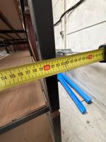 Plusieurs étagères intérieures en bois et acier.