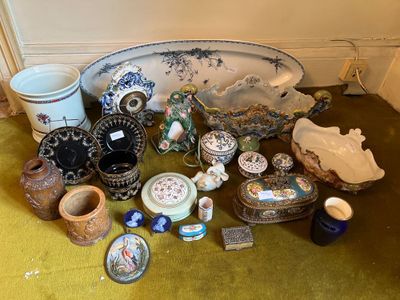un grand nombre d'objets différents posés sur le sol