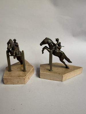 paire de figurines en bronze représentant un homme à cheval et un homme à cheval