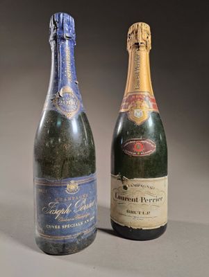 deux bouteilles de champagne posées l'une à côté de l'autre sur une table