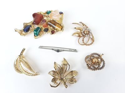 Réunion de 5 broches et d'un important pendentif en métal do…