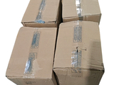 plusieurs cartons empilés les uns sur les autres sur une surface blanche