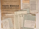 quelques vieux papiers et lettres sont posés sur une table