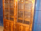 un grand meuble en bois avec des portes en verre dans une pièce
