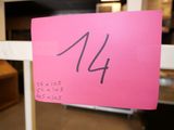 un post-it rose sur lequel est inscrit le chiffre 14