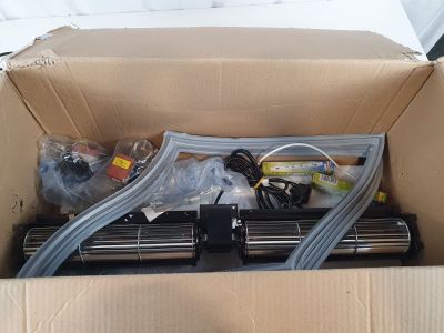 une boîte en carton contenant tout un tas de fils et de câbles