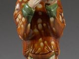 une image représentant une figurine de femme tenant une assiette