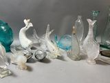 un lot de figurines en verre posées sur une table