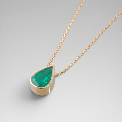 Collier or et יmeraude au design יpurי, en or jaune 18K (750…