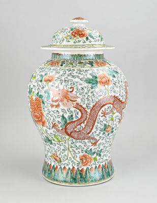 une image représentant un vase orné d'un dragon et de fleurs