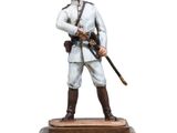 statue d'un homme en uniforme, muni d'une épée, posée sur un socle en bois