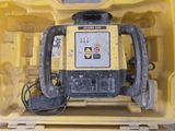une boîte jaune contenant un objet jaune et noir