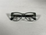 gros plan d'une paire de lunettes sur une surface blanche