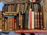 beaucoup de livres dans une boîte posée sur le sol