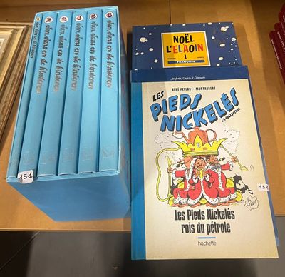 une boîte de livres posée sur une table à côté d'une autre boîte de livres